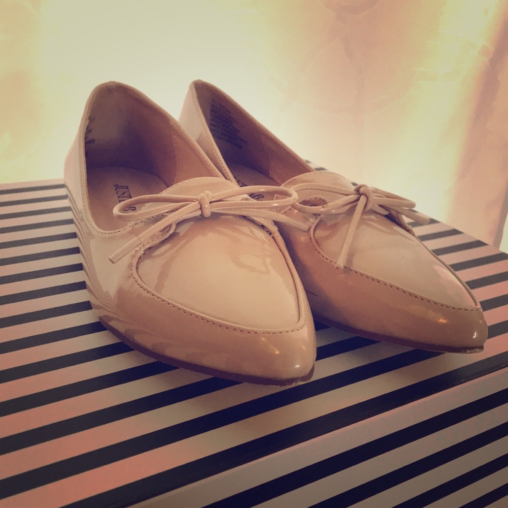 Nude patent leather pointed flats